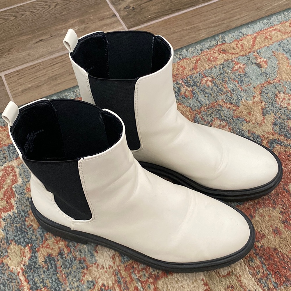 Nine West | White leather chelsea boot | 9